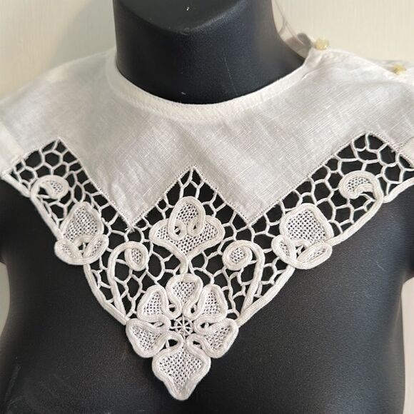 Vintage 80s white muslin collar with Battenberg lace & buttons on side - Picture 2 of 5